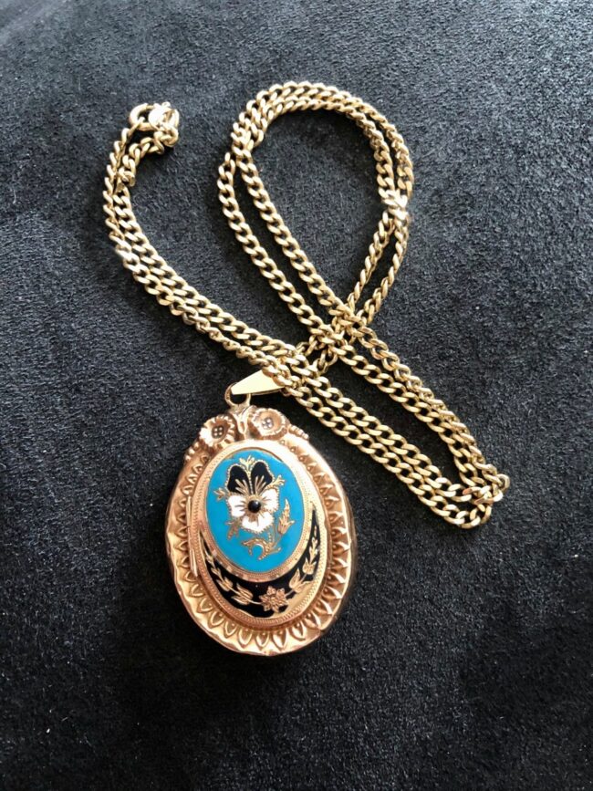nela medaljon