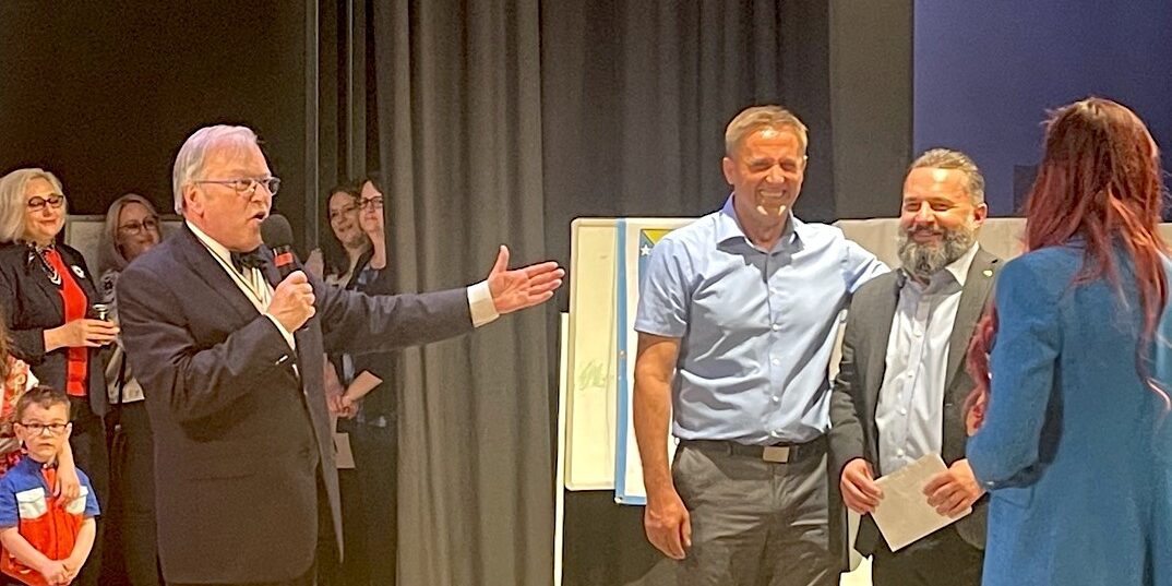 Kraljicin izaslanik uz pjesmu cestitao rodjendan