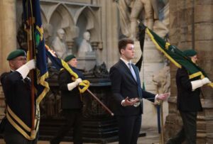 Westminster Abbey London: Commemoration in honor of Paddy Ashdown EEHCP6NUUAALwwV.jpg Large 300x203