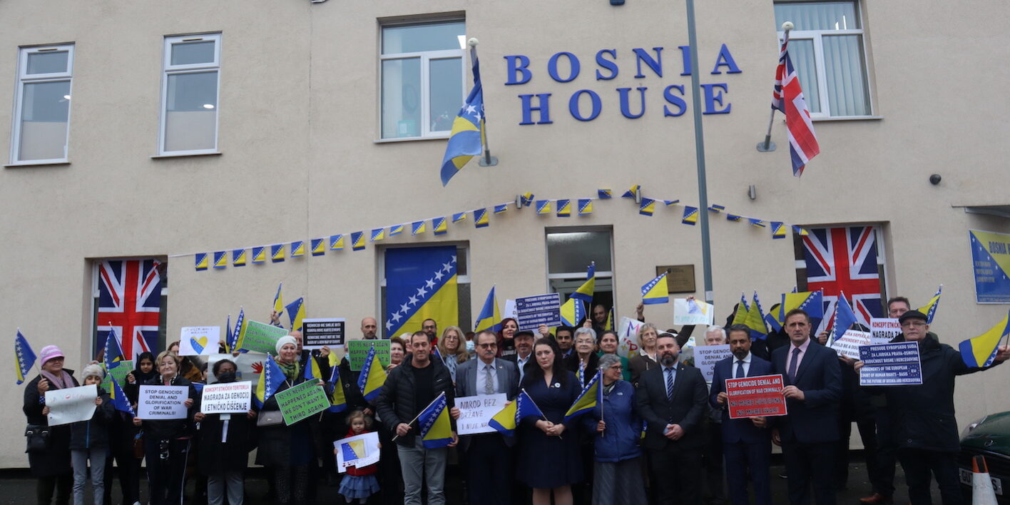 Alicia Kearns MP i Dr Waqar Azmi OBE na skupu podrške za BiH ispred Bosanske kuće u Birminghamu-1