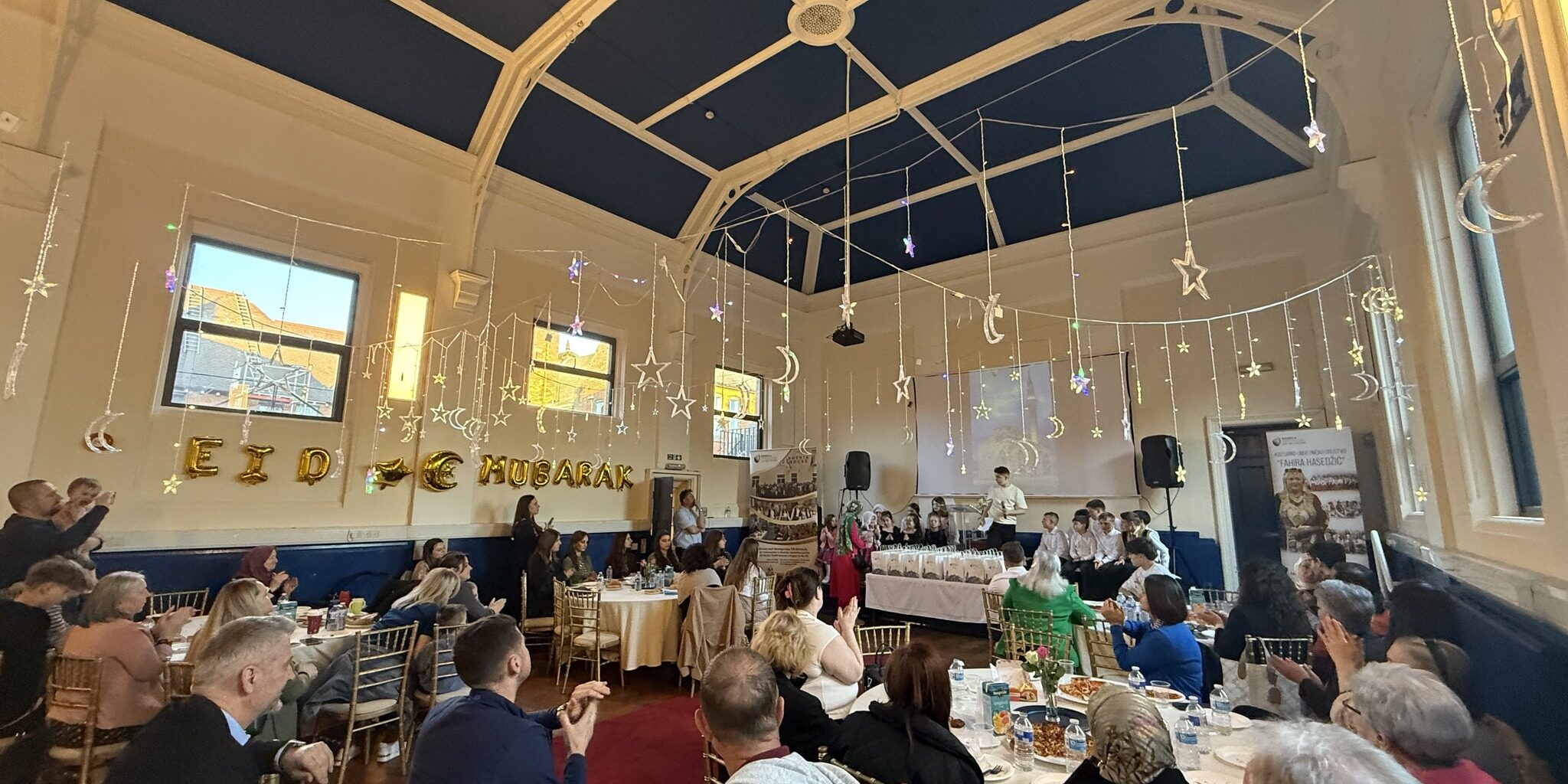 Svečano ukrašena sala Eveson Hall u Bosanskoj kući u Birminghamu